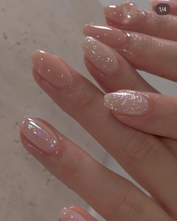 Christmas Nails Glitter, Outfit Wallpaper, Pretty Manicures, Minimal Nails Art, Graduation Nails, Hello Nails, Pinterest Nails, Nail Art Disney, Hairstyle Inspo