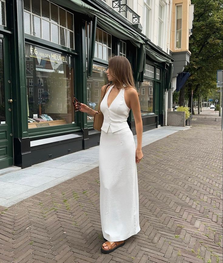 @lauralabee on ig Classy Aesthetic White, White Top For Women, Dress Fits Casual, Chic And Elegant Outfits, All White Dress Outfit, White Long Dress Casual, Chic Summer Outfits Classy, Elegant Casual Outfit Summer Classy, Spring Elegant Outfits