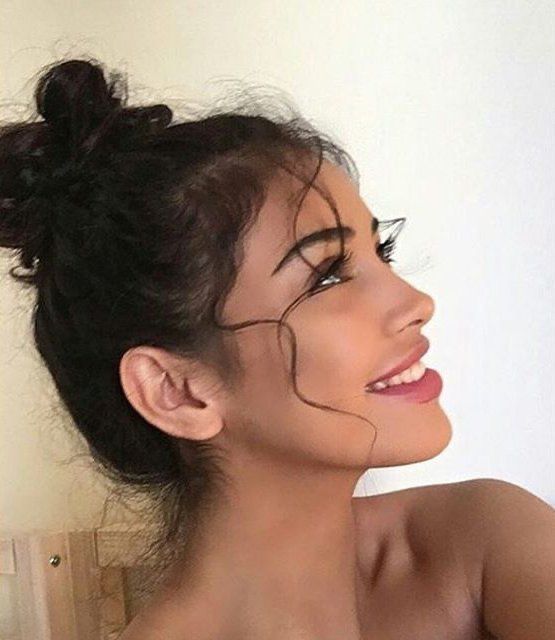 an image of a woman with her hair in a bun and the caption reads, mi marzi es perfecta y tengo mucho cabello y my hemmoso