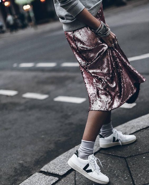 Streetstyle Winter, Zapatillas Veja, Lace Long Skirt, High Stilettos, Veja Shoes, Veja Sneakers, Preppy Chic, Fashion Petite, Looks Street Style