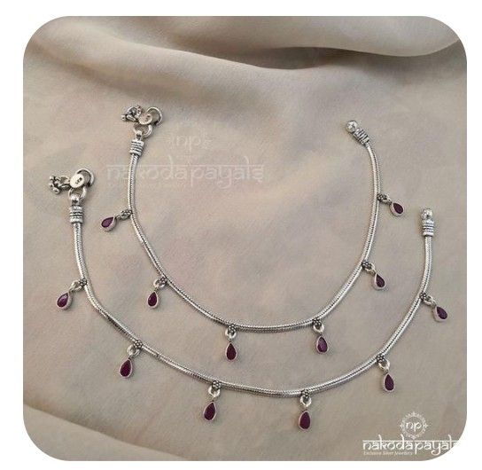 Payal Design, Payal Designs Silver, Trendy Silver Jewelry, Silver Anklets Designs, Silver Payal, Toe Ring Designs, Beautiful Gold Rings, Jewelry Necklace Simple, Bridal Anklet