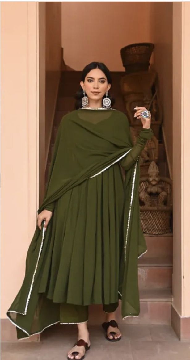 Kurta Designs For Mehendi, Green Kurti Design For Mehndi, Mehandi Colour Dress, Fancy Kurti Designs Latest For Wedding, Green Kurti Design Dark, Green Traditional Dresses, Neck Ideas For Kurti, Green Kurti Design, Green Dress Indian