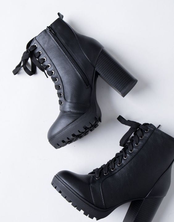 Combat Boots Heels, Mode Rockabilly, Womens Black Booties, Heel Accessories, Walk The Line, Black Platform Boots, Studded Heels, Black High Heels, Boots Outfit