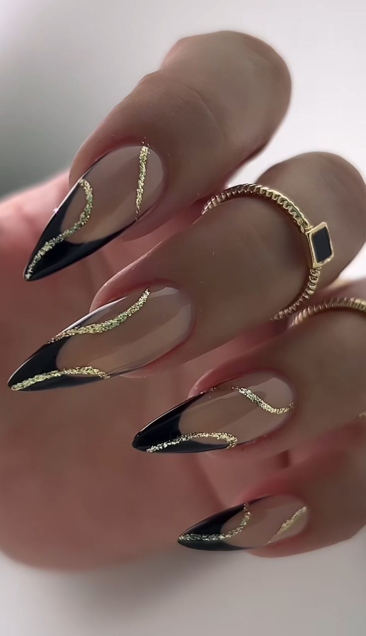 Oval Nails With Black Tips, Nail Ideas Almond Shape Black, Black Gold Almond Nails, Black And Gold Simple Nails, Nail Inspo For New Years, New Years Nail Designs Easy, Queen Nails Designs Crown, Nails For Black Gown, Black Nails Fancy