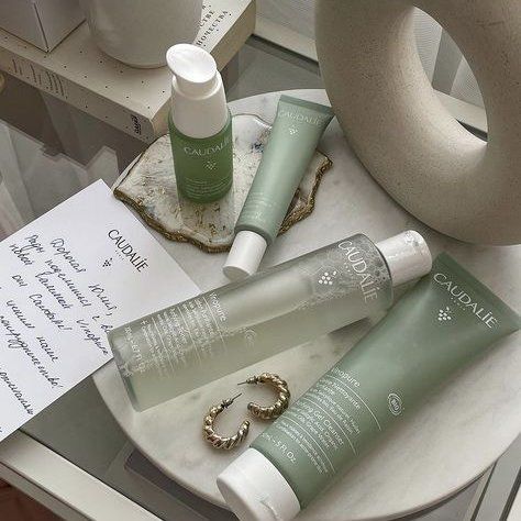 𝒇. on Twitter: "Monday morning self-care ⛅️🌿🛀… " Water Gel Moisturizer, Sage Green Aesthetic, Green Skincare, Stile Hijab, Lip Conditioner, Moisturizing Toner, Cream Aesthetic, Pretty Skin Care, روتين العناية بالبشرة