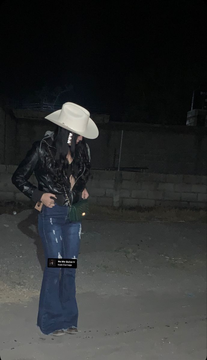 Bailes Outfits Jaripeo, What To Wear To A Baile De Jaripeo, Outfits For Jaripeo, Takuachita Aesthetic, Norteno Outfit Woman, Pink Vaquera Outfit, Black Vaquera Outfit, Vaqueras Aesthetic, Mexicana Outfits