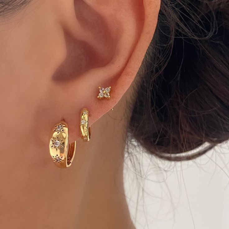 Two Piercings Ear Ideas, Ear Piercings Gold, Gold Earring Stack, Earrings Starburst, Good Earrings, 3 Piercings, Hold Earrings, Earrings Piercings, Earring Inspo