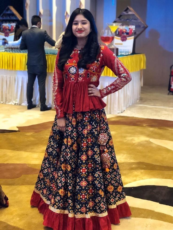 Patola Skirt And Top, Bandhani Peplum Blouse, Patola Half Saree Blouse Designs, Patola Ghagra Choli, Embroidery Lehnga Design, Traditional Long Blouse Designs, Patola Choli Design, Chaniya Top Design, Patola Chaniya Choli For Navratri