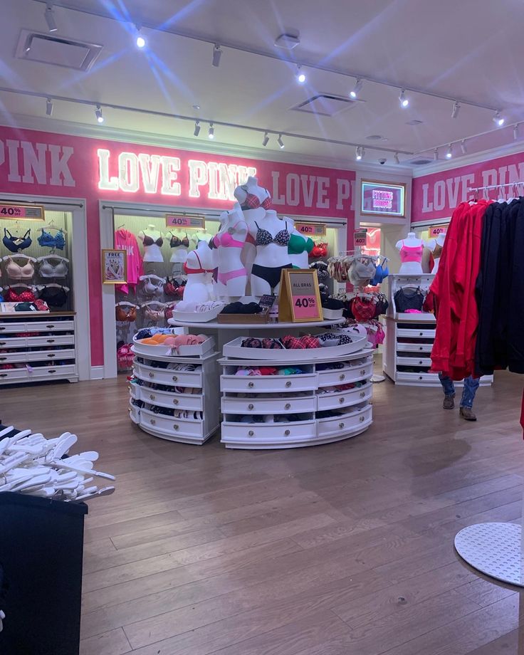 Mall Stores Aesthetic, 2000s Shopping Aesthetic, Pink Store Aesthetic, The Mall Aesthetic, Bloxburg Clothing Store, Pink Shopping Aesthetic, Bloxburg Mall, Stores Aesthetic, Vs Wallpaper