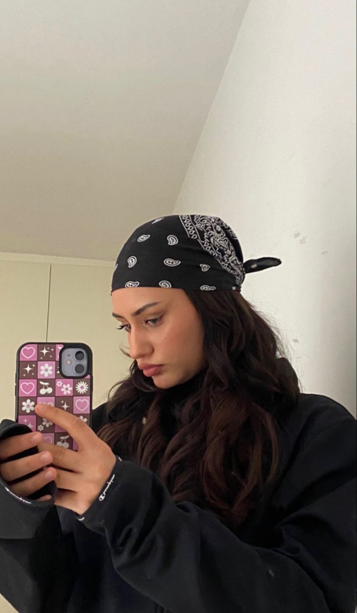 #bandanastyle #longhair #phonecase #aesthetic #fashion #foryoupage #photo Bandana Covering Hair, Bandana Winter Outfit, Black Bandana Hairstyle, Hair Bandana Aesthetic, Bandana On Hair, Black Bandana Outfit, Blue Bandana Outfit, Curly Hair Bandana, Bandanna Hairstyle