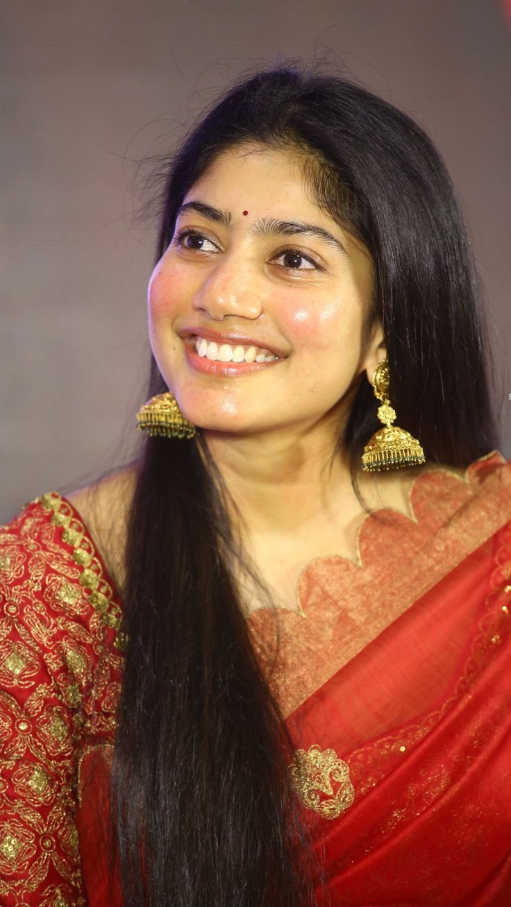 Long Hair Images, Big Bun Hair, Sai Pallavi, Arabian Beauty Women, Indian Woman, No Makeup, Long Hair Girl, Beautiful Women Over 40, Celebrity Makeup