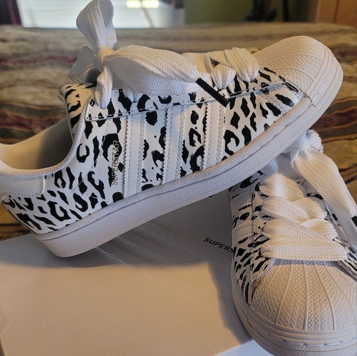 White Leather Adidas With Leopard Print It Says 6.5 Womens But Diffinitely Fit 7 Womens.I Order It Online And Worn It Once Still Looks Brand New With Box And Paper. Leather Adidas, Shoes Color, Adidas Black, Shoes Shoes, Black Adidas, Adidas Shoes, Adidas Women, White Leather, Leopard Print