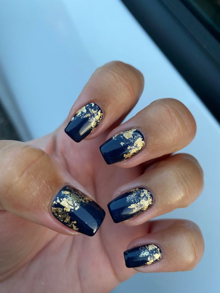 Short Nails With Gold, Nails Gold Flakes, Nails With Gold Flakes, Copper Nails Designs, Blue Gold Nails, Nail Art Bleu, Gold Gel Nails, Nails With Gold, Navy Nails