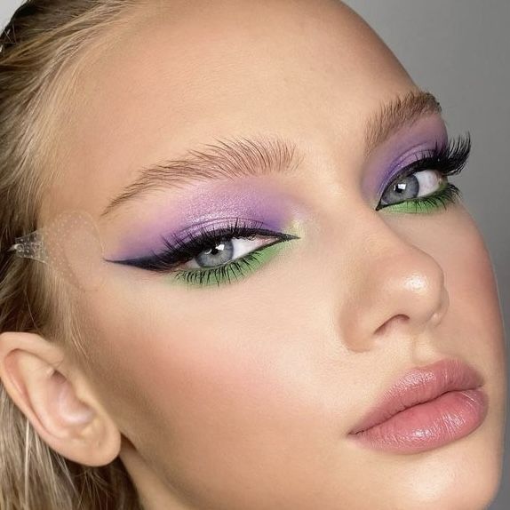 Purple Eyeshadow Looks For Green Eyes, Purple And Green Eye Makeup, Green And Purple Makeup Look, Purple And Green Eyeshadow Looks, Purple And Green Makeup Looks, Green And Purple Eyeshadow Looks, Green And Purple Eye Makeup, Dopamine Makeup, Daphne Makeup