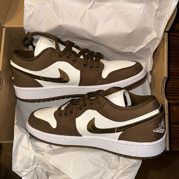 In Original Box - Never Worn The Iconic Air Jordan 1 Low Now Arrives In A “Light Olive” Colourway. This Model Features A Classic Low-Top Silhouette, Crafted From A Mix Of Leather And Canvas, That Stands Out Thanks To Its Contrasting Embroidered Swoosh On The Sides. A Two-Tone Rubber Sole Completes The Look. Jordans Brown Low, Air Jordan 1 Low Se Light Olive, Jordan 1 Low Light Olive, Jordans Low Top, Womens Jordan 1 Low, Nike Jordan Air 1 Low, Jordan Low 1, Air Jordans 1 Low, Jordan Lows