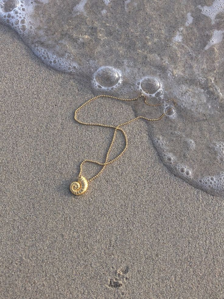 Gold Shell Necklace, Seashell Charm Necklace, Spiral Nautilus Pendant, Boho Bridal Beach Jewelry, Mermaid Gift, Seashell Jewelry Gift - Etsy Cool Jewelry Necklaces, Necklaces With Charms, Jewelry Gold Aesthetic, Jewelry At The Beach, Island Jewelry Aesthetic, Beach Necklace Aesthetic, Gold Accessories Aesthetic, Mermaid Jewelry Aesthetic, Beach Jewelry Photoshoot