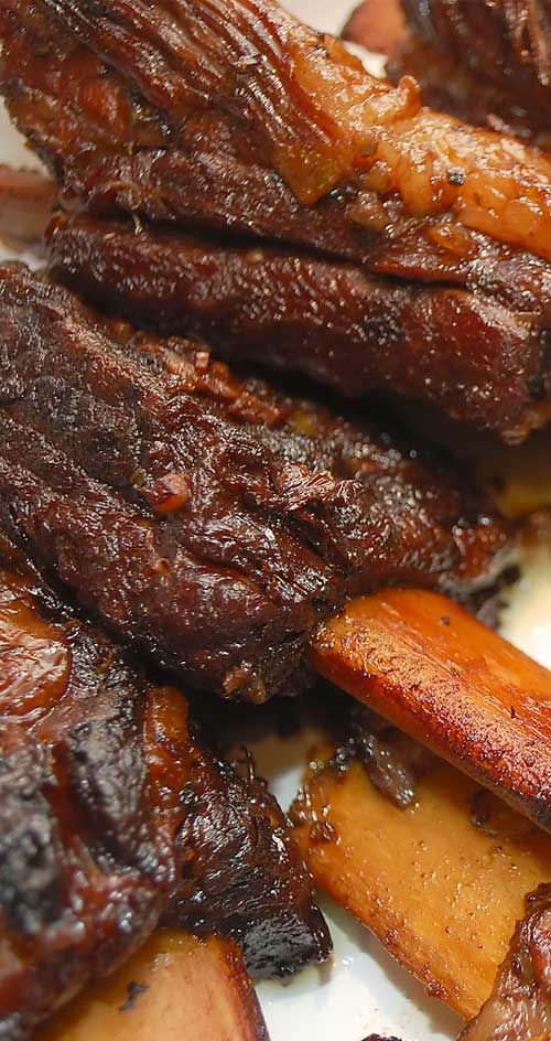 some meat is sitting on a plate and ready to be eaten