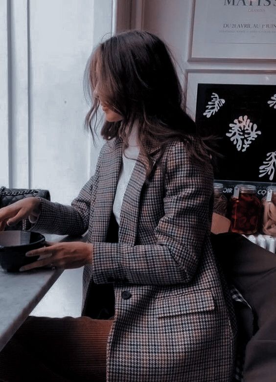 @𝐢𝐥𝐲𝐲𝐲𝐦𝐚𝐝𝐝𝐢𝐞 Professor Aesthetic, Female Professor, Burning Rose, Teacher Aesthetic, Female Teacher, Peggy Carter, Stylish Office, Traje Casual, Aesthetic Women