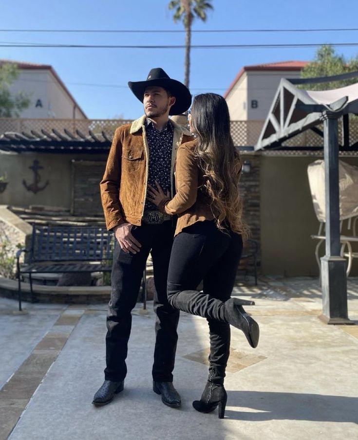 Couple Dress Matching Western, Nashville Couple Outfits, Matching Vaquero Outfits, Vaquero Couple Outfits, Jaripeo Couple Outfits, Western Outfits Couple, Couple Cowboy Outfits, Outfits Para Parejas Casual, Outfit Para Jaripeo