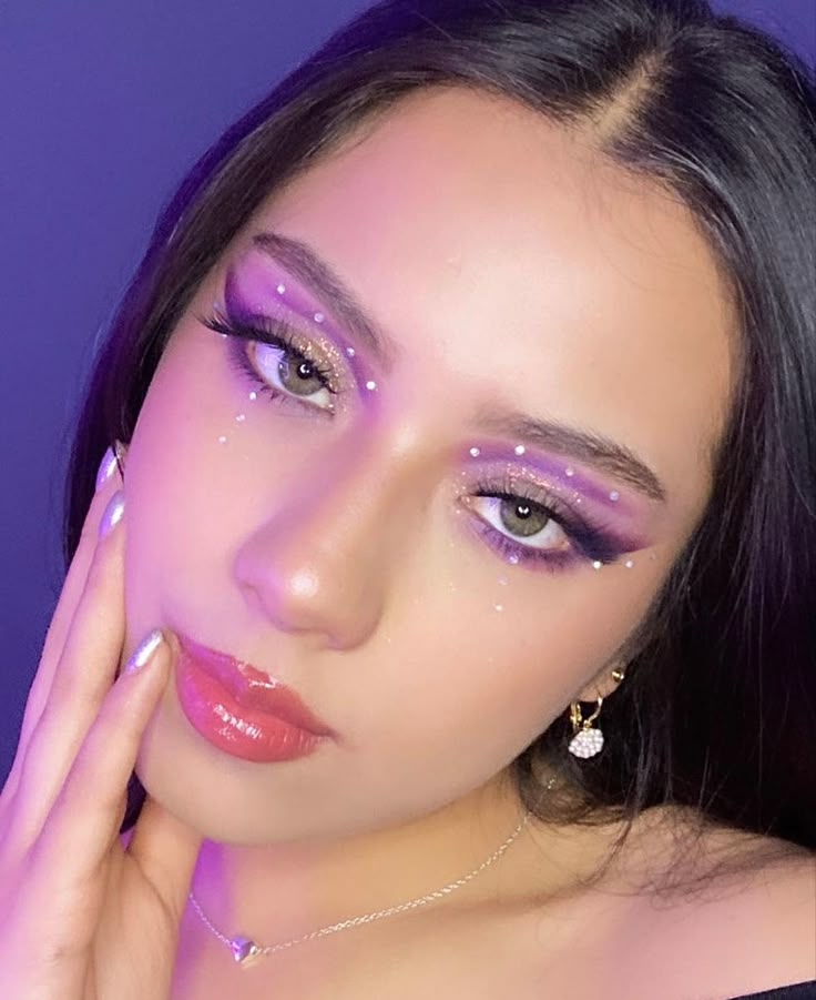 Eyeshadow Purple, Purple Party Makeup, Purple Concert Makeup, Purple Makeup With Gems, Make Euphoria, Purple Halloween Makeup Ideas, Lila Makeup, Purple Euphoria Makeup, Violet Makeup Look