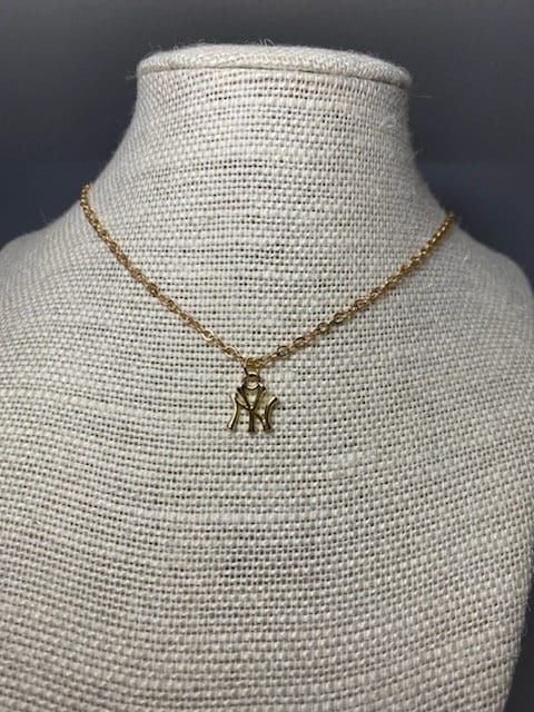 Yankees Necklace, Turtle Necklace, Jewelry Accessories Ideas, Dope Jewelry, Ny Yankees, Jewelry Fashion Trends, Charm Necklaces, Jewelry Lookbook, Girly Jewelry