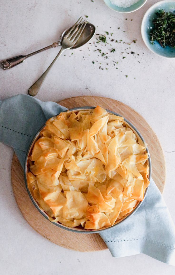 a pie sitting on top of a wooden plate