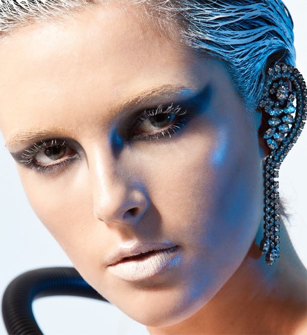 futuristic makeup Science Fiction Fashion, Robot Makeup, Futuristic Makeup, Space Makeup, Desert Photoshoot, Avant Garde Jewelry, Bold Makeup Looks, Makeup Challenges, Iris Van Herpen