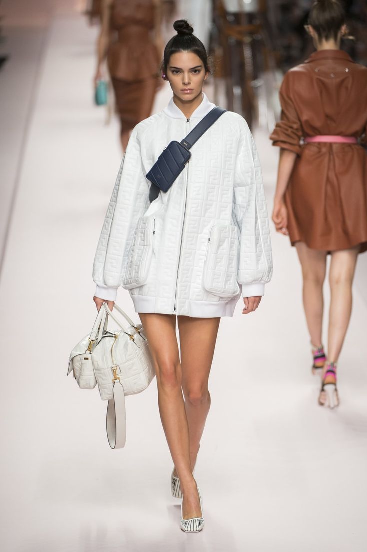 Kendall Jenner Runway, Fendi Runway, Trajes Kylie Jenner, White Heat, Catwalk Fashion, Jenner Outfits, Spring Fashion Outfits, 2018 Fashion, Milan Fashion Weeks