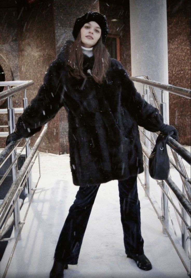 Russian Fashion Aesthetic, Slavic Girl Aesthetic, Romanticising Winter, Fur Coat Aesthetic, Slavic Beauty, Big Fur Coat, Fur Coat Outfit, Russian Clothing, Black Fur Coat