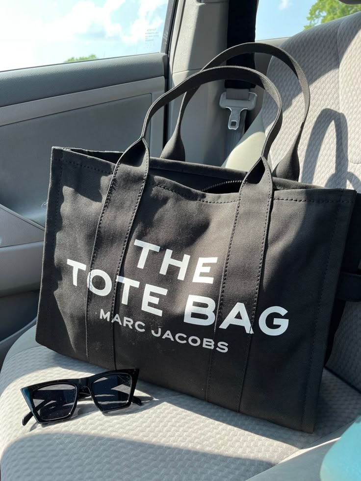 The tote bag, marc jacobs tote bag, aesthetic bags, black aesthetic, designer bags, neutral aesthetic, summer bags, instagram photo inspo The Tote Bag Marc Jacobs, Marc Jacobs Tote Bag, Sac Tote Bag, Marc Jacobs Tote, Dream Bags, Girly Bags, Bags Aesthetic, Fancy Bags, Marc Jacobs Bag