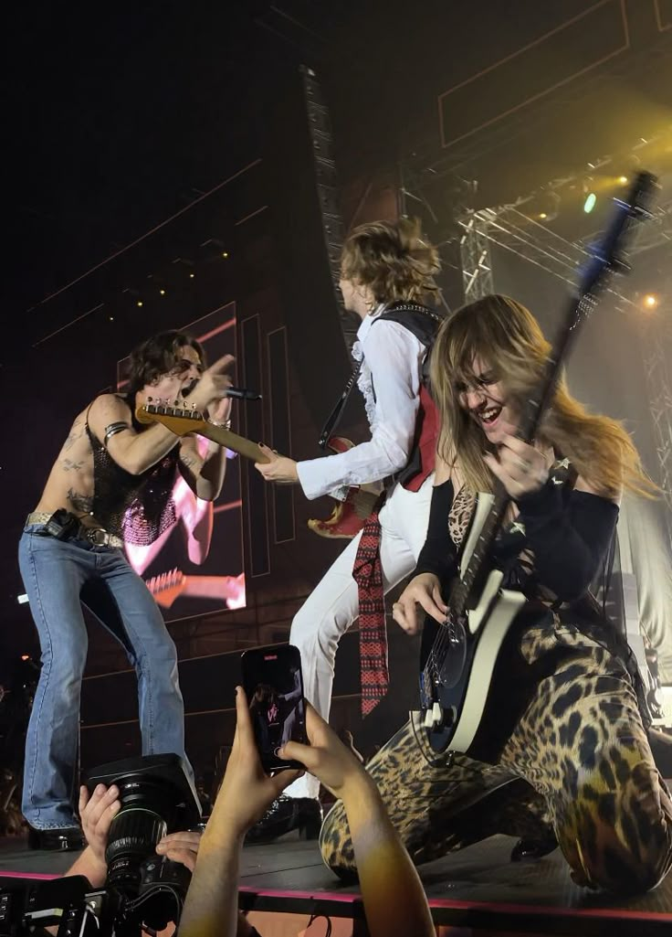 Maneskin concert lithuania insane Maneskin Concert Aesthetic, Rock Concert Aesthetic, Maneskin Concert, My Calvins, Kool Kids, Vilnius Lithuania, Concert Aesthetic, Dream Concert, Show Photos