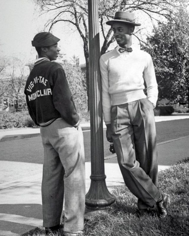 Cool Snapshots That Defined Men's Fashion in the 1940s ~ vintage everyday Idda Van Munster, Men Standing, Black Ivy, Alfred Eisenstaedt, Monsieur Madame, Portrait Vintage, Black Glamour, Vintage Black Glamour, Design Moda