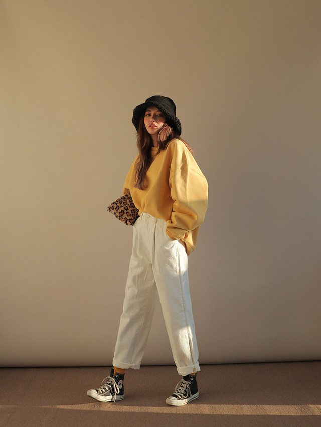 korean fashion casual style yellow sweatshirt white mom jeans black converse bucket hat Mode Purple, Birkenstock Outfit, Stile Hijab, Fashion Tips For Girls, Korean Fashion Casual, Yellow Sweatshirt, Korean Girl Fashion, Moda Vintage, Mode Inspo