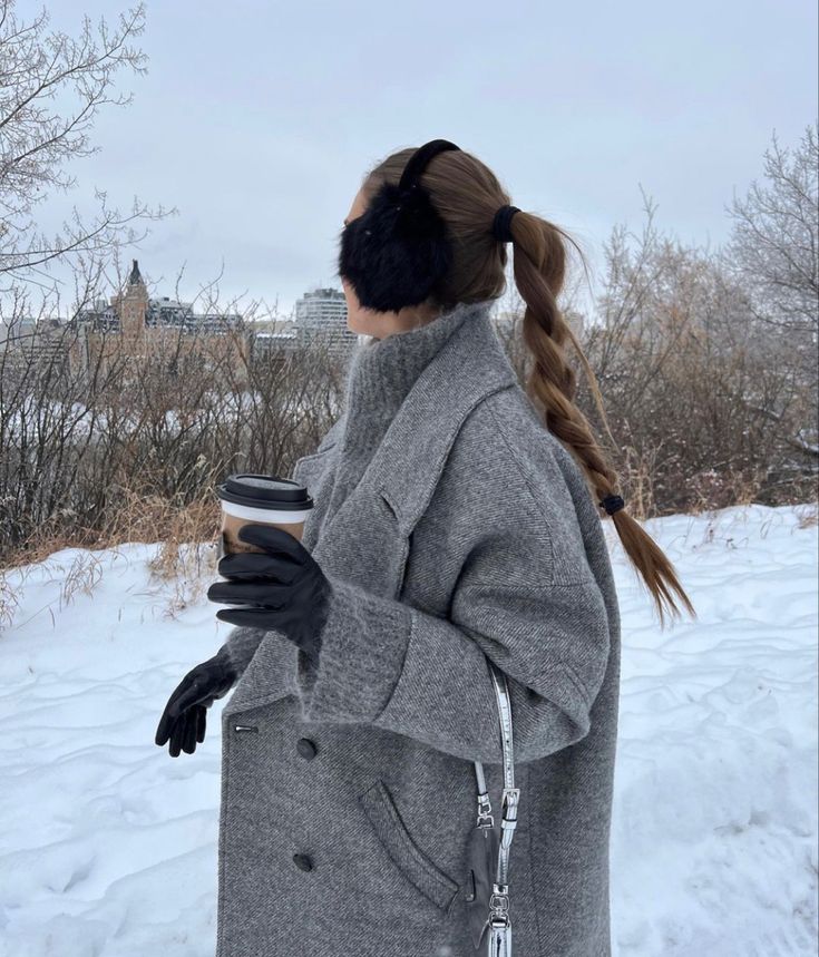 Winter Photo Inspiration, Snow Fashion Outfits, Outfits For The Snow, Cold Winter Outfits Snow, Winter Season Outfits, Earmuffs Outfit, Snow Winter Outfits, Winter Photo Ideas, Cold Winter Outfits