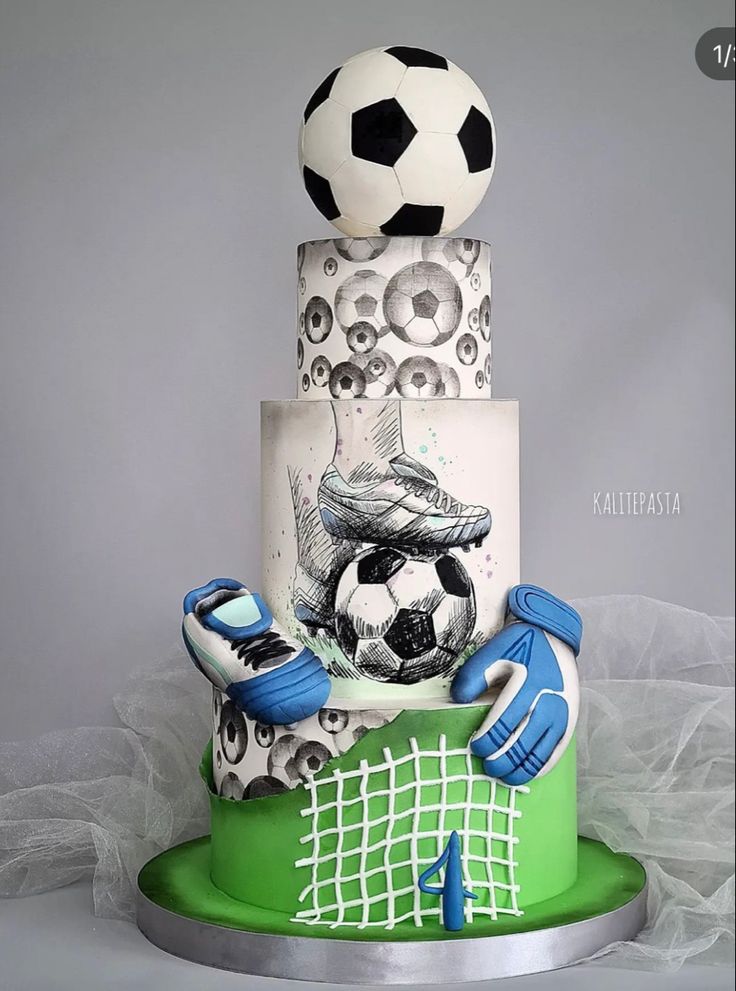 Basket For Your Boyfriend, Football Cakes For Boys, Football Gift Baskets, Football Cake Design, Soccer Cakes, Soccer Birthday Cakes, Torte Creative, Sports Themed Cakes, Football Birthday Cake