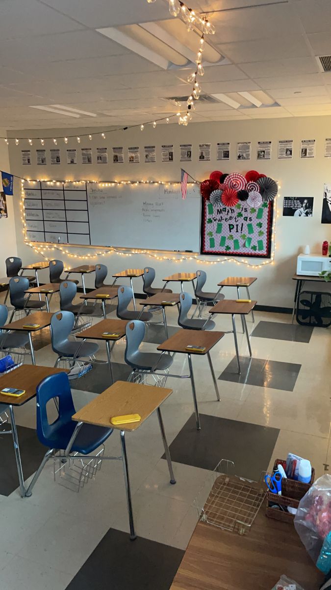 an empty classroom with lots of desks and chairs