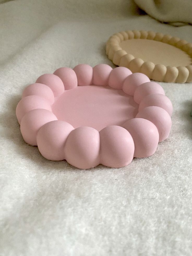 Clay Tray Jewelry, Clay Paint Holder, Jewellery Plate Clay, Jewellery Dish Clay, Light Clay Ideas, Diy Clay Decor, Jewellery Holder Clay, Cute Clay Diy, Small Clay Crafts