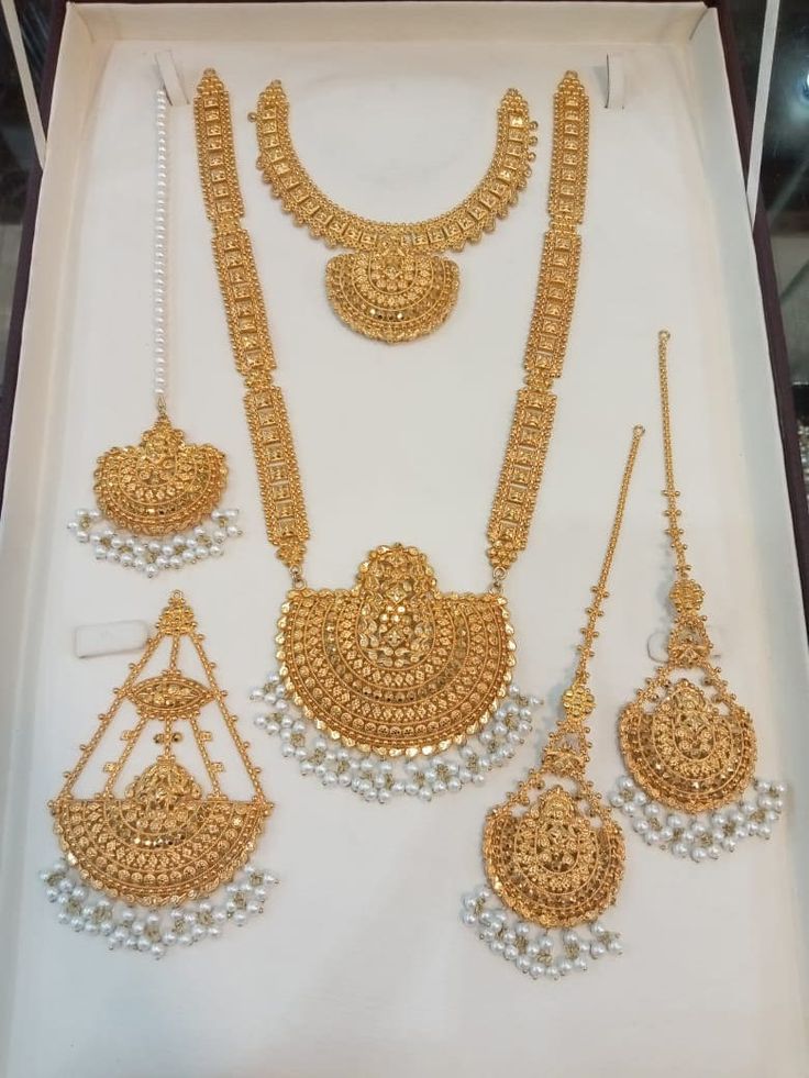 Luxury Gold Jewelry For Traditional Ceremonies, Luxury Gold Sets With Pallu, Gold Jewellery For Wedding, Luxury Gold Plated Bollywood Jewelry, Luxury 22k Gold Temple Bridal Necklace, Luxury Yellow Gold Jewelry For Diwali, Affordable Temple Jewelry For Diwali, Pakistani Gold Jewelry, Gold Bridal Sets