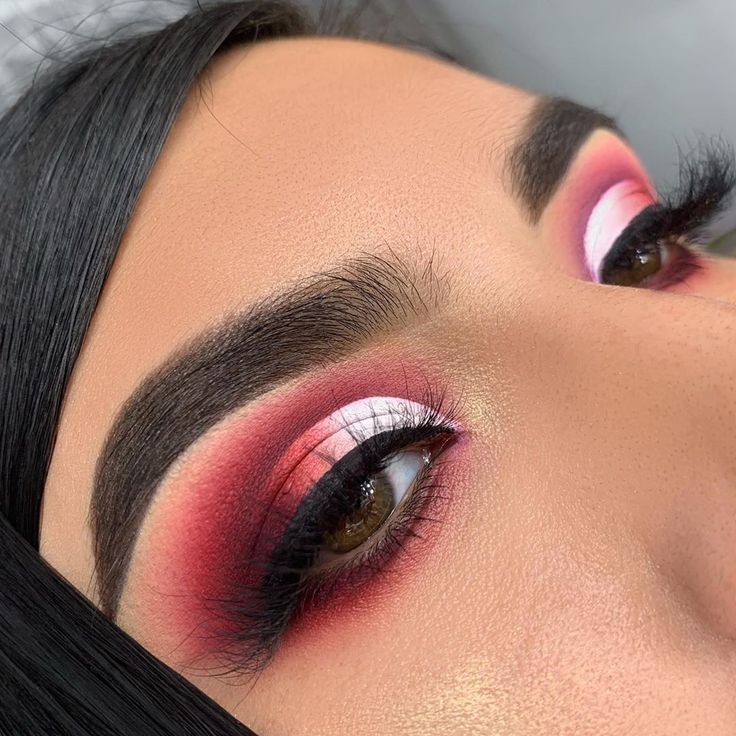 White Eyeshadow Looks, Pink Cut Crease, Black Makeup Looks, Red Eyeshadow Look, White Eye Makeup, Bang Mascara, Red Makeup Looks, Eye Makeup Cut Crease, Black And White Makeup