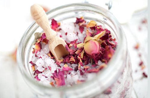 Introducing the Rose Melody Relaxing Bath Soak, a perfect solution to escape everyday stresses. This 4oz bath soak is a unique blend of essential oils, Epsom and Himalayan salts that promote relaxation and well-being. The aromatic blend offers a soothing aromatherapy experience, making your bath time a restorative soak. Using this product is simple. When you're ready for a bath, sprinkle the mixture into a warm bath, stirring to dissolve. Immerse yourself in the soothing rose-scented water for a Essential Oils Sore Muscles, Floral Bath Soak, Diy Bath Soak, Pamper Routine, Bath Soak Recipe, Herbal Bath Tea, Rose Bath Salts, Savon Diy, Bath Salts Recipe