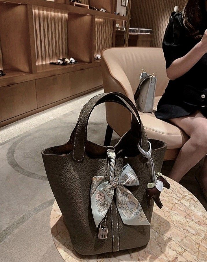 Luxury Bags Collection, Jimmy Choo Heels, Quality Handbags, Hermes Handbags, Pretty Bags, Hermes Bags, Hermes Bag, Pin It, Beautiful Bags