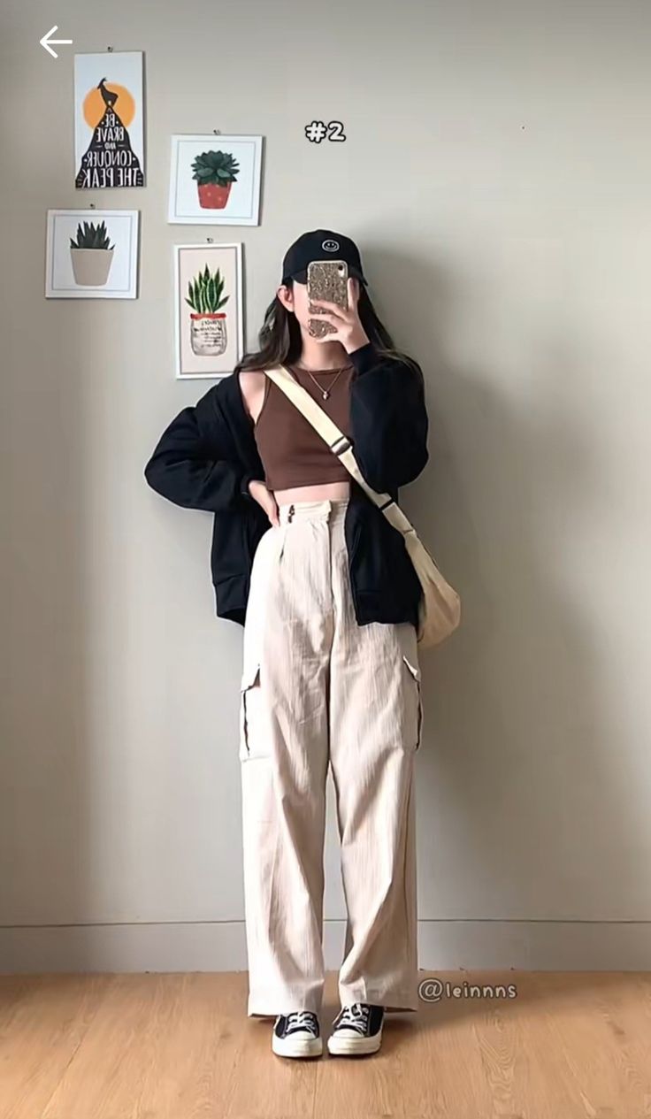 School Cargo Pants Outfit, Coffee Date Outfit Casual, Cargo Pants Cold Weather Outfit, Winter Combinations Outfit Ideas, Outfit Jeans Beige, Jean Beige Outfit, Beige Combination Outfit, Beige Jeans Outfit Winter, Simple Neutral Outfits