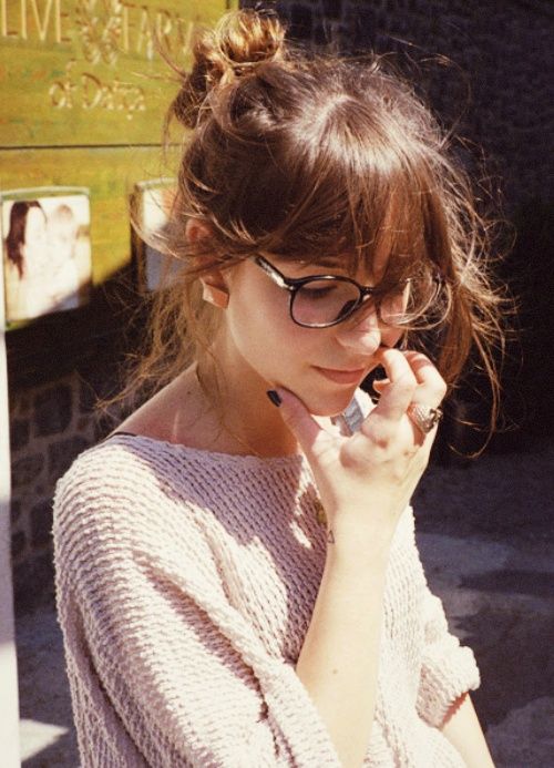 30 Messy and Chic Hairstyles Hairstyle Grunge, Messy Hairstyle, Hairstyle Prom, Layers Bangs, Woman With Glasses, Hairstyle Long, Bangs Long, Messy Bun Hairstyles, Zooey Deschanel