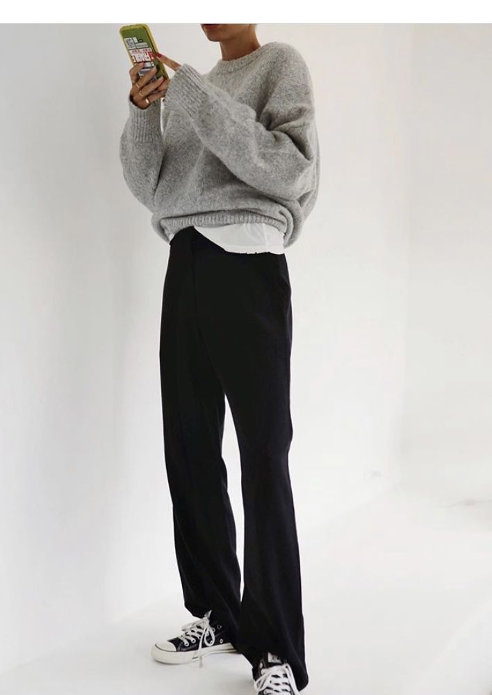 Minimalist Work Outfit Winter, Casual Proposal Outfit, Minamilist Outfit Ideas, Black Dress Pants Outfit, Skandinavian Fashion, Neue Outfits, Outfits With Converse, Mode Casual, Woman Standing