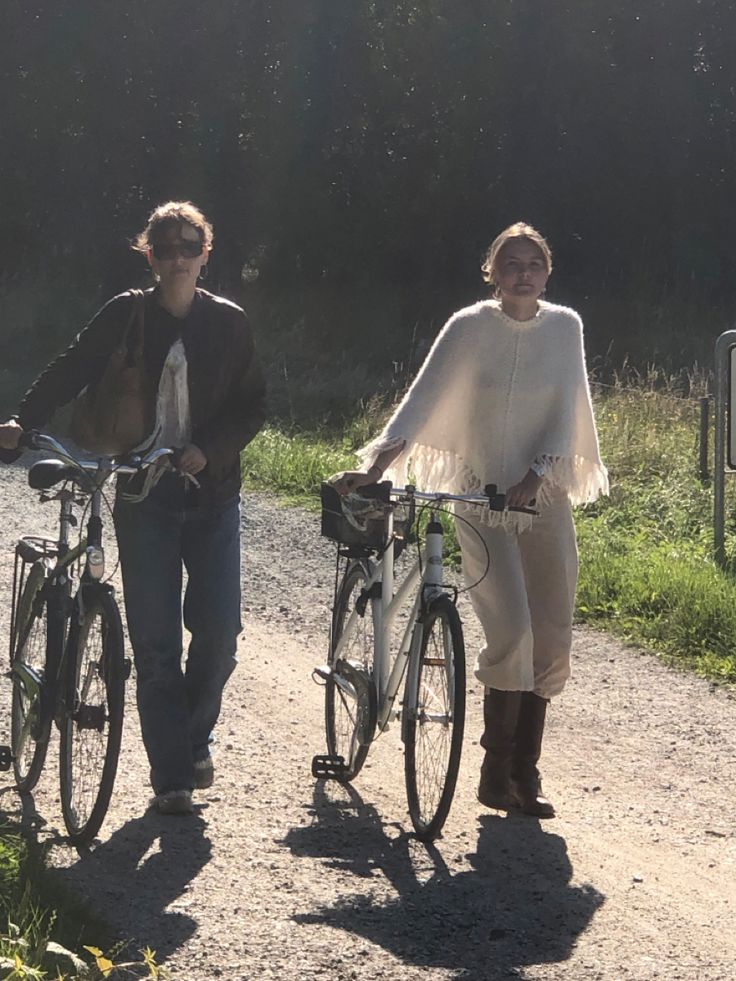 Norway Outfit Aesthetic, Norway Outfit, Samba Music, White Linen Blouse, Bella Hadid Outfits, Outfit Aesthetic, Preppy Outfits, Style Icon, Fitness Inspo