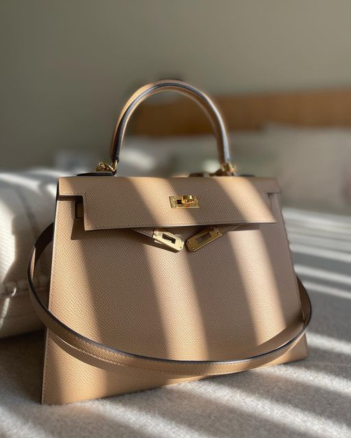 Val | The Stylish Freelancer on Instagram: "Sun-kissed beauty 😘 #hermeskelly #kelly25 #kelly25chai #hermeschai #k25chai" Hermes Kelly Chai, Cream Kelly, Beige Hermes Bag, Hermes Mini Kelly Gold, Dream Purse, Hermes Kelly 25 Retourne, Kelly Bags, Hermes Kelly Retourne, Hermes Kelly 25