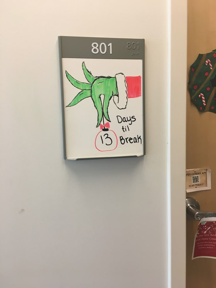 there is a sign on the wall that says 3 days until break