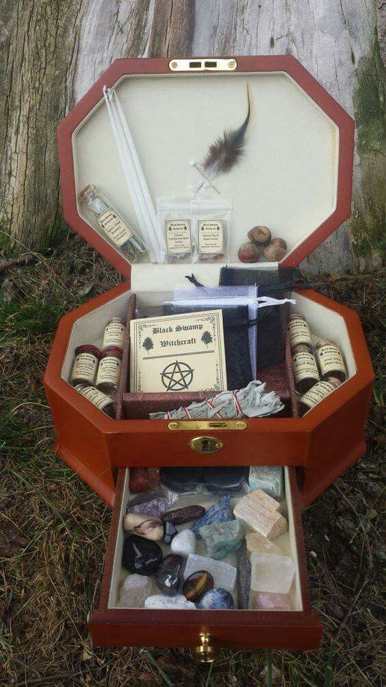 Traveling Wicca box Negative Energy Protection, Witchcraft Altar, Witch Tools, Wiccan Crafts, Jewelry Box Design, Pagan Crafts, Wiccan Witch, Eclectic Witch, Witchy Crafts