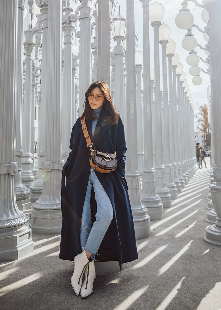 Mixing shades of blue - http://tsangtastic.com | Instagram @tsangtastic  monochromatic outfit, navy long coat outfit Long Coat Outfit, Streetwear Mode, Coat Outfits, Chloe Bag, 가을 패션, Korean Street Fashion, Looks Style, Winter Fashion Outfits, Outfits Casuales