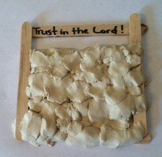 there is a sign that says trust in the lord and it has shells on it